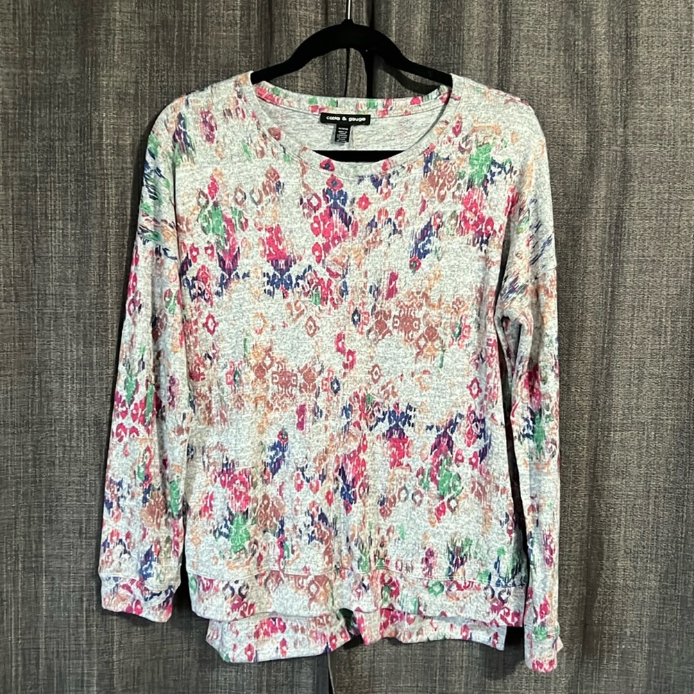 Cable & gauge gray base colorful print long sleeve knit blouse size medium